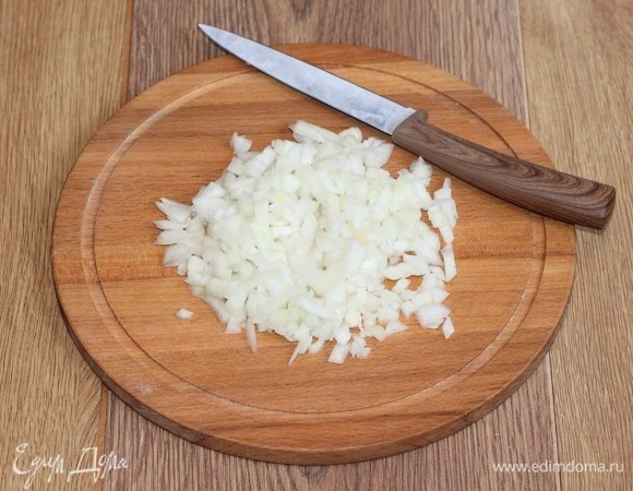 Очистите лук и мелко нарежьте.