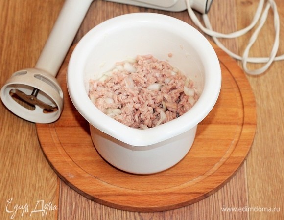 Мясной фарш (свинина + говядина) выкладываем в чашу блендера и добавляем лук, измельчаем блендером.
