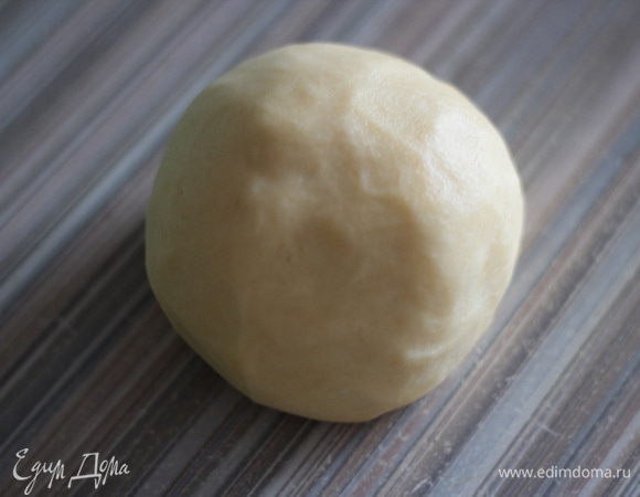 Холодное сливочное масло нарезать кубиками. Добавить сахарную пудру, муку, желток, ванилин и щепотку соли. Все хорошо перемешать. Вымесить гладкое тесто. Оно должно быть мягким и податливым, но не липнуть к рукам. Если тесто рассыпается, можно в него добавить 10 мл (не больше!) холодной воды и снова вымесить. Сформировать шар, завернуть его в пищевую пленку и положить в холодильник на 20 минут. Включить духовку разогреваться до 180°C.