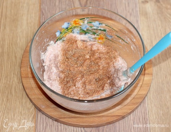 В яичную смесь добавляем мясной фарш, кетчуп, приправу, соль и перец, хорошо перемешиваем.