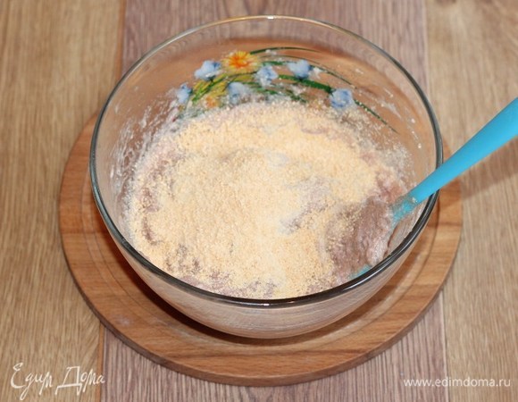 Разогреваем духовку до 175°C. Застилаем противень пергаментом или силиконовым ковриком, смазываем подсолнечным маслом. В мясную смесь небольшими частями (по 1 ст. л.) добавляем панировочные сухари.