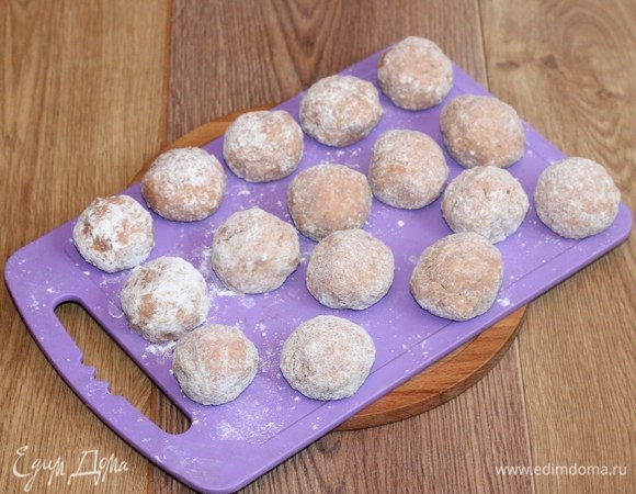 Мокрой ложкой сформируйте небольшие фрикадельки (16 штук). Обваляйте фрикадельки в муке. Очень хорошо брать и формировать тесто силиконовой лопаткой.