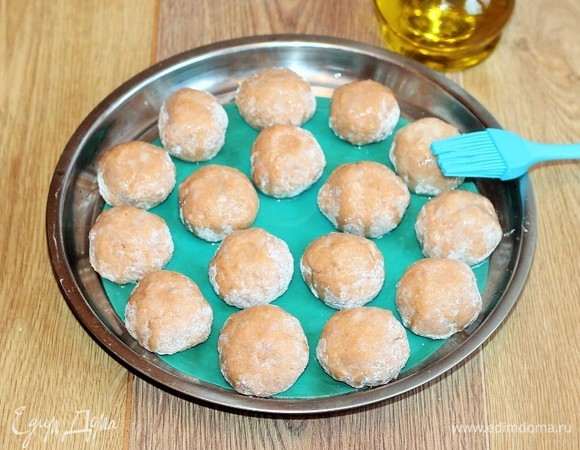 Выложите фрикадельки на противень и сбрызните оливковым маслом или смажьте силиконовой кистью. Отправляем противень с заготовками в разогретую духовку на 20–25 минут или до готовности фрикаделек.