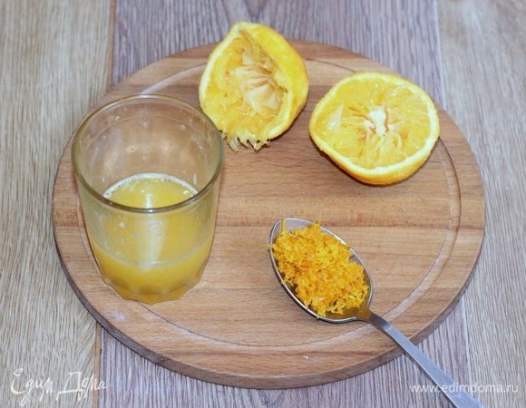 Пока выпекаются фрикадельки, приготовим соус. Натираем апельсиновую шкурку на средней терке и выжимаем из апельсина сок.