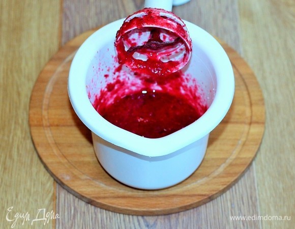 После помола можно перетереть клюкву через сито. Я не перетирала.