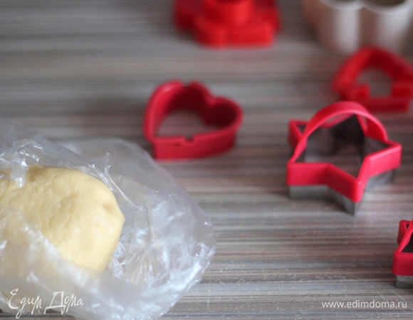 Тесто вытащить из пищевой пленки, выложить на пергаментную бумагу (у меня силиконовый коврик) и раскатать в пласт толщиной около 3–4 мм. Скалку можно припылить мукой.