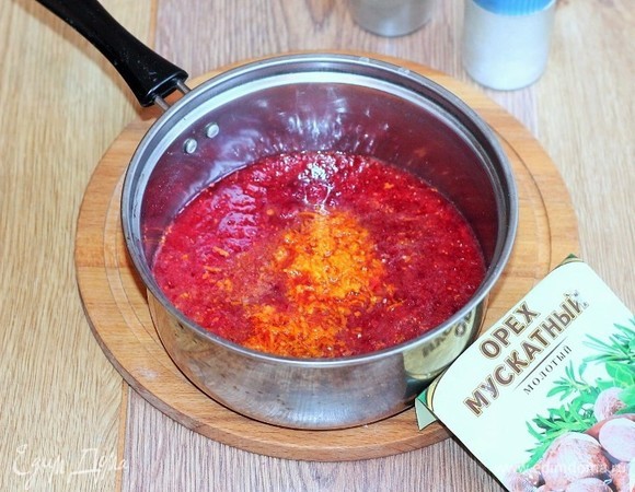 В небольшую кастрюлю (на 1 л) выкладываем клюкву с сахаром. Добавляем сок 1 апельсина, 1 ст. л. оливкового масла, томатный кетчуп, 1 ст. л. цедры, щепотку ванилина и щепотку мускатного ореха, соль. Готовим на медленном огне, периодически перемешивая. Доводим соус до кипения и снимаем. Не надо уваривать соус, он потеряет и вкус, и цвет.