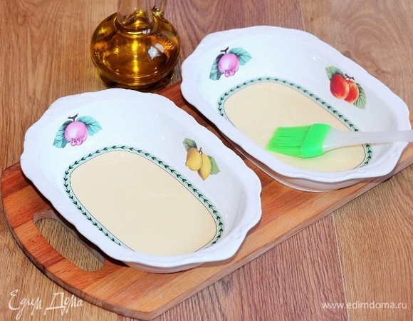 Берем 2 сервировочных блюда для выпечки и смазываем растительным маслом.