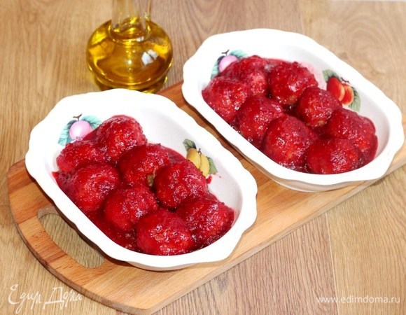 Перекладываем фрикадельки на блюдо и сверху заливаем соусом.