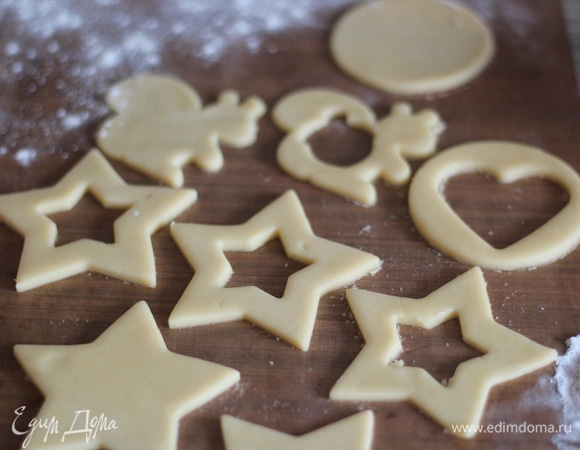 Это могут быть любые формы (звездочка, сердце и т. д.) или просто круг меньшего диаметра. То есть для одного печенья должно быть донышко без дырочки и верхушка с дырочкой. Убрать остатки теста и перенести печенье с бумагой на противень. Выпекать около 10 минут до золотистого цвета. Смотрите по своей духовке, у всех они разные!