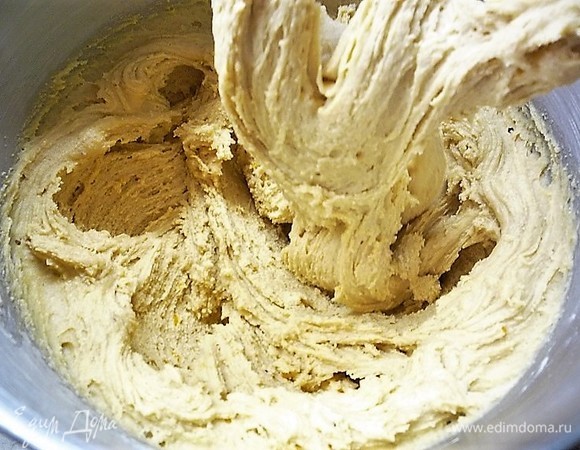 Берем кастрюлю с толстым дном! Выкладываем мед (у кого аллергия на мед, можно использовать инвертный сироп), цедру апельсина, сок апельсина, специи и ваниль. Ставим на средний огонь и, постоянно помешивая, доводим смесь до кипения (вы должны увидеть бурление). Затем добавляем масло комнатной температуры. Ждем, когда масло полностью растает, и выключаем плиту. Даем смеси остыть 40 минут. Яйца взбиваем с сахаром до пышной пены, добавляем остывшую медовую массу и перемешиваем. Добавляем соду и хорошо вымешиваем. Затем добавляем муку и вымешиваем на средней скорости комбайна К-образной насадкой. Тесто будет немного липким, но муку больше добавлять не нужно. Пакуем тесто в пищевую пленку и убираем в холодильник на 5–6 часов.