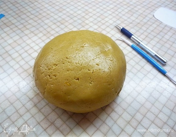 Перед выпечкой достаем тесто из холодильника и даем 30 минут полежать при комнатной температуре. Затем раскатываем в пласт толщиной 5–6 мм, при необходимости во время раскатки добавляем немножко муки и вырезаем с помощью шаблона нужные нам фигуры (шаблоны дедули на фото внизу). Раскатываем на силиконовом коврике, на нем же и выпекаем. Выпекаем в заранее разогретой духовке при 165–175°C 10–15 минут.