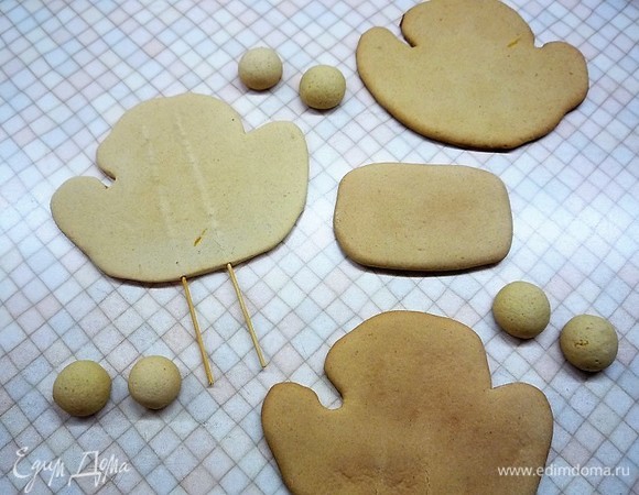 После выпекания достаем наши заготовки и кладем на них пресс (кроме круглых ботинок), чтобы поверхность пряника была ровной. Хорошенько придавили и убрали. В середину туловища дедули аккуратно вставляем шпажки (вставляем шпажки почти до конца, аккуратно вращающимися движениями, тогда пряник будет более устойчивым) — это будут ножки. В дальнейшем, чтобы шпажки не мешали, можно их снять и опять вставить в конце, когда готового дедулю мы будем ставить на ножки.