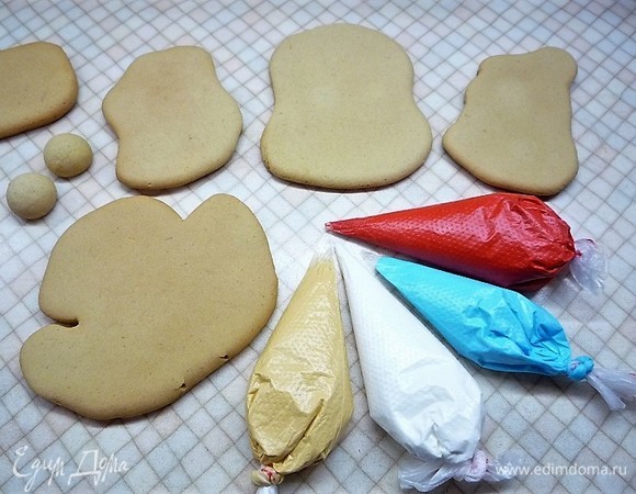 Наполнять дедулю будем пайпингом, но сначала приготовим классический базовый айсинг. В охлажденные белки (90 г), добавляем 1/3 часть сахарной пудры мелкого помола и взбиваем на минимальной скорости 3 минуты. Далее добавляем еще немного сахарной пудры и взбиваем на средней скорости еще 3 минуты. Затем добавляем оставшуюся пудру и 3–4 капельки лимонного сока и взбиваем 1 минуту. Для приготовления пайпинга для рисования нужно базовый айсинг выложить в небольшую миску (2 ст. л.) и добавить 0,5–1 ч. л. воды. Чтобы проверить, правильно ли сделан пайпинг, нужно окунуть в приготовленную смесь чайную ложку, поднять ее и перевернуть, стекающий клювик пайпинга должен медленно опускаться вниз и не течь с нее. Далее окрашиваем получившуюся смесь в желаемые цвета. Наполняем пайпингом одноразовые кондитерские мешки, немножко разминаем смесь и срезаем на мешке небольшой кончик, в дальнейшем, когда начнем наполнять детали рисунка, для быстрого наполнения можно отверстие сделать больше.