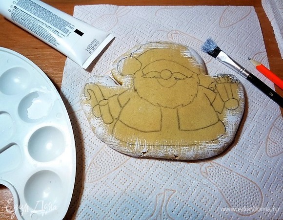 С помощью копирки (или трафарета) переводим рисунок на пряник, далее в палетку наливаем белую краску и с помощью кисти наносим по краям белые мазки, делая эффект старины.