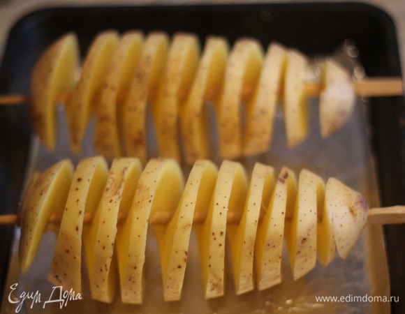 Берем нож и начинаем резать картофелину по спирали, прокручивая ее в руке. Делаем медленно, но уверенно. Потом осторожно раздвигаем картофелину по шпажке, получается спиралька.