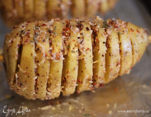 Можно просто посолить и смазать маслом, можно дополнительно посыпать специями и сыром. Запекать желательно над какой-либо емкостью, как шашлычки, чтобы она висела (у меня противень глубокий). Запекаем при температуре 180°C до готовности картошки. Если она еще сыроватая, но начала подгорать — накройте фольгой.
