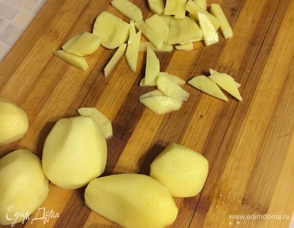Вымыть, очистить и нарезать картофель произвольно.