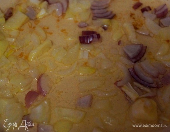 В сковороду с кипящим маслом выложить лук, обжарить до золотистого цвета. Выложить к нему картофель и жарить до готовности, помешивая не часто, для образования корочки. Посолить.