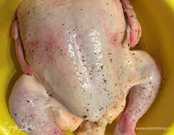 Тушку курицы натереть солью и перцем.