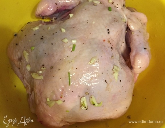 Сделать в курице надрезы и нашпиговать ее чесноком. Накрыть курицу пленкой и оставить в холодильнике мариноваться (в идеале на ночь).