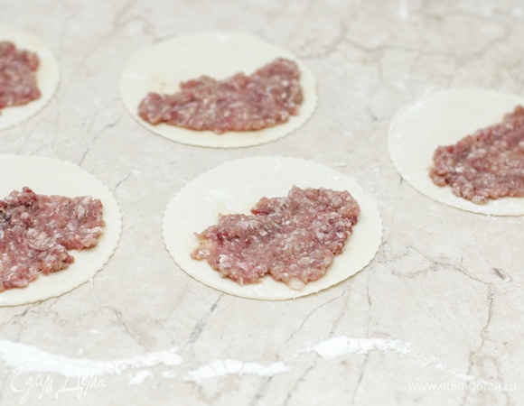 На половину каждого сочня положите и распределите немного начинки.