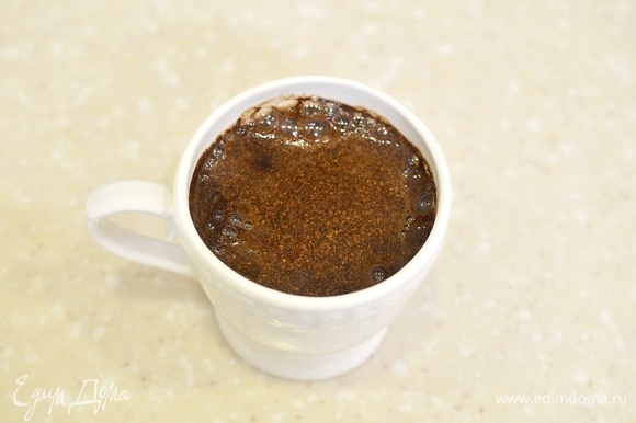 Сварите кофе, затем процедите его и немного охладите. Кофе не должен быть горячим.