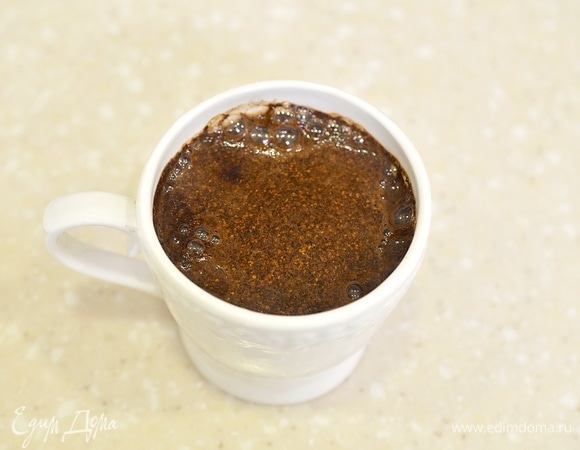 Сварите кофе, затем процедите его и немного охладите. Кофе не должен быть горячим.