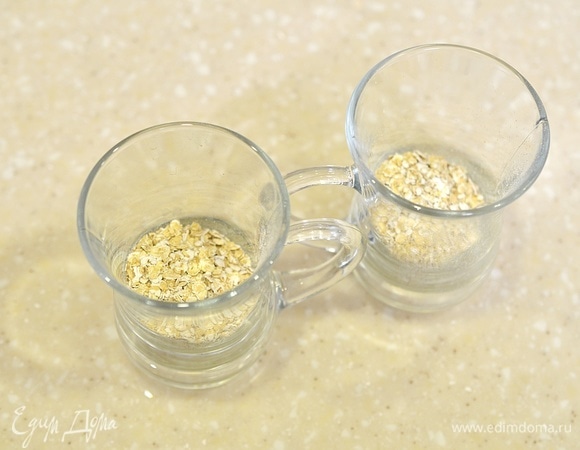 В бокалы или в баночки положите овсянку. Количество указано на 2 порции.