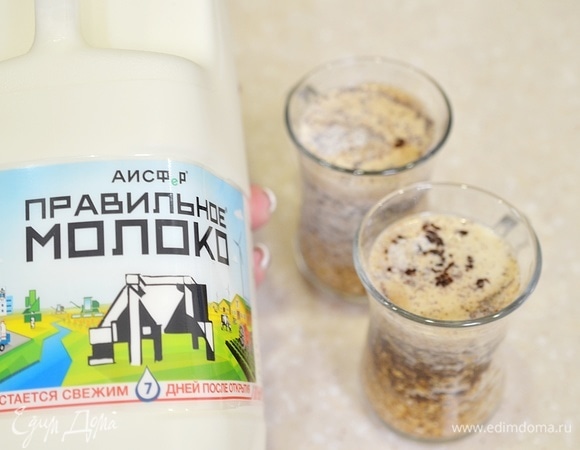 Влейте молоко. Я использую молочные продукты, в том числе и молоко, АО АИСФеР. Молоко этой торговой марки имеет короткий срок годности, а значит, оно полностью натуральное. Уберите овсянку в холодильник до утра (на 7–14 часов).