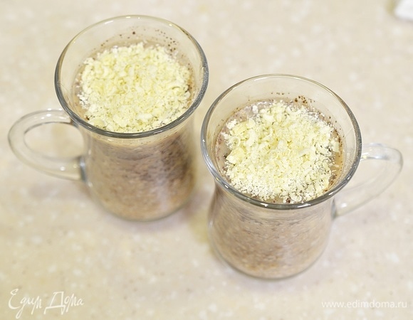 Перед подачей посыпьте белый шоколадом. Впрочем, можно и темным.