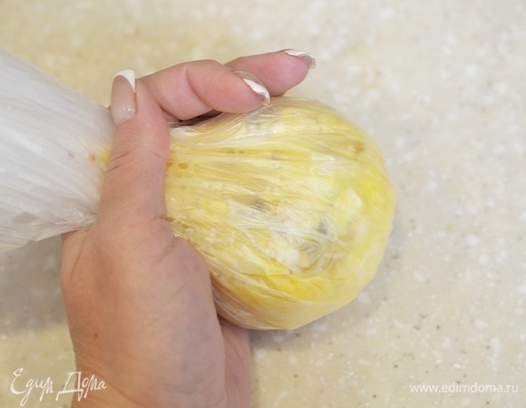 Перемешайте все прямо в пакете, завяжите узел.