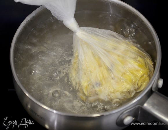 Положите в кипящую воду и варите до готовности. У меня варился 20 минут.