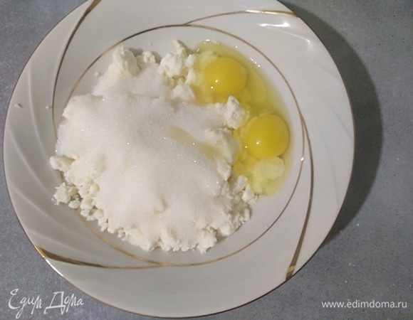 Соединить в миске творог, сахар, яйца.