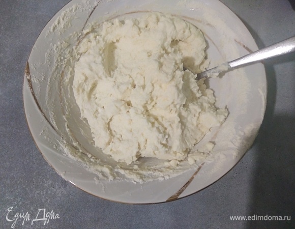 Смешать муку, разрыхлитель и соду. Можно использовать готовую смесь, которая называется «Сода для выпечки». Всыпать мучную смесь в творожную и перемешать ложкой.