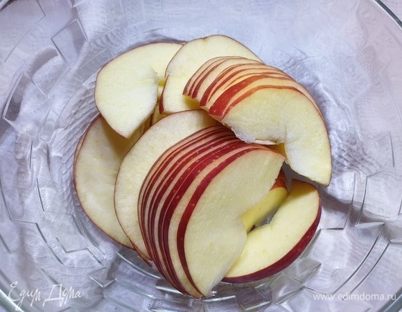 Сладкие красные яблоки нарезаем тонкими слайсами.