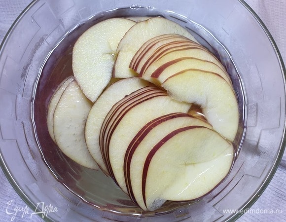 Заливаем кипятком, накрываем и оставляем на 1 минуту. Затем жидкость сливаем, яблоки немного просушиваем.