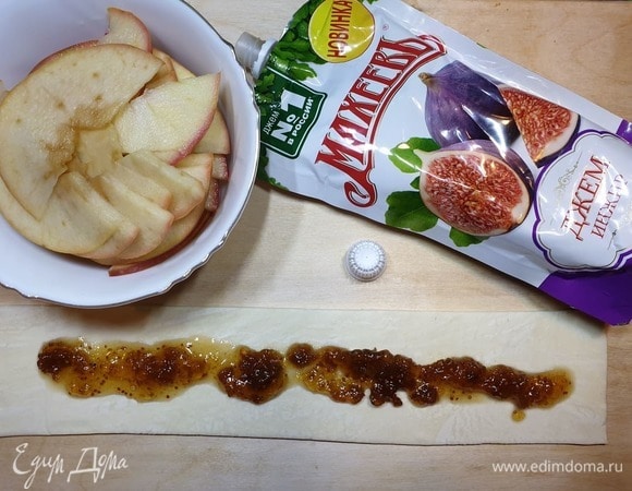 В центр полоски выдавливаем инжирный джем ТМ «Махеевъ».