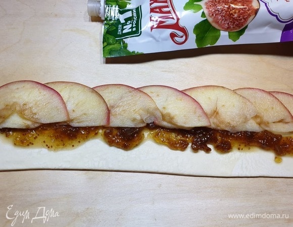 Выкладываем пластинки яблок.