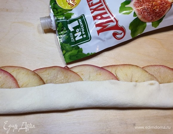 Накрываем яблоки нижним краем теста.