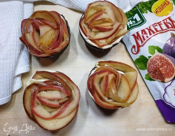 Сворачиваем тесто рулетом. Выкладываем в формочки для маффинов, смазанные небольшим количеством масла.