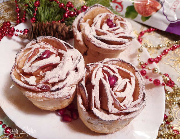 Выпекаем слойки в разогретой до 200⁰С в течение 25–30 минут. Готовые слойки посыпаем сахарной пудрой и корицей.