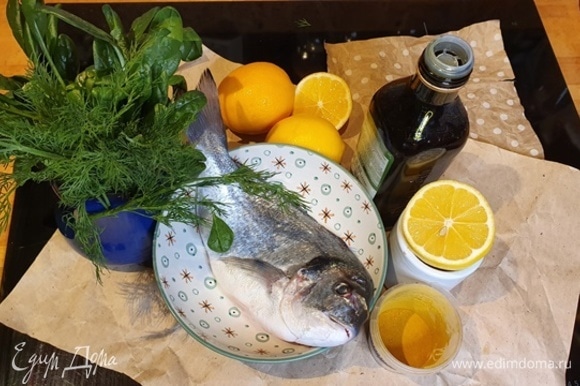 Для приготовления праздничного блюда нам понадобятся: рыба дорадо, лимоны, зелень, специи.