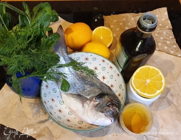 Для приготовления праздничного блюда нам понадобятся: рыба дорадо, лимоны, зелень, специи.