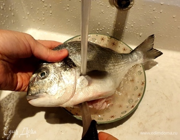 Все, что я делаю с рыбой, — потрошу. Дорадо не требует долгой дополнительной обработки. Помыть и выпотрошить!