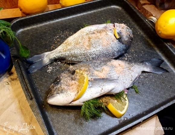 Соль, специи и свежие травы, закладываем внутрь. Снаружи тоже не забываем — все это придаст незабываемый и пикантный вкус. Здесь я использую розовую соль, она очень подходит к этому блюду, запекаясь красивой корочкой.