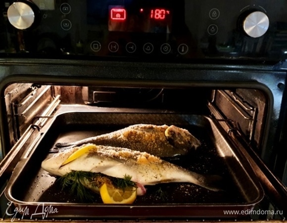 Теперь самое время отправлять рыбу в разогретую до 180°C духовку на 30–40 минут. Готовность проверяем по аромату, а также по глазам рыбы.