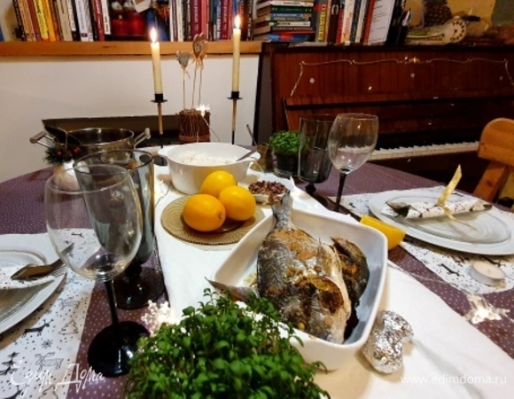 Тем временем сервируем праздничный стол. В отдельное блюдо выкладываем рыбу, рис, обязательно лимон, соком которого будем приправлять праздничное блюдо. Именно сок лимона придает такой незабываемый вкус дорадо.