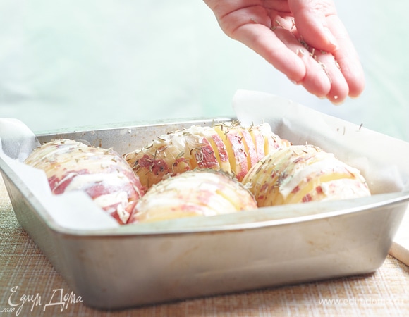 Посыпьте картофель сушеными травами и отправьте в духовку, разогретую до 180°C, на 30 минут.