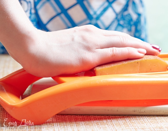 Пока картофель печется, нарежем сыр. Я взяла три вида — сухой копченый с травами.